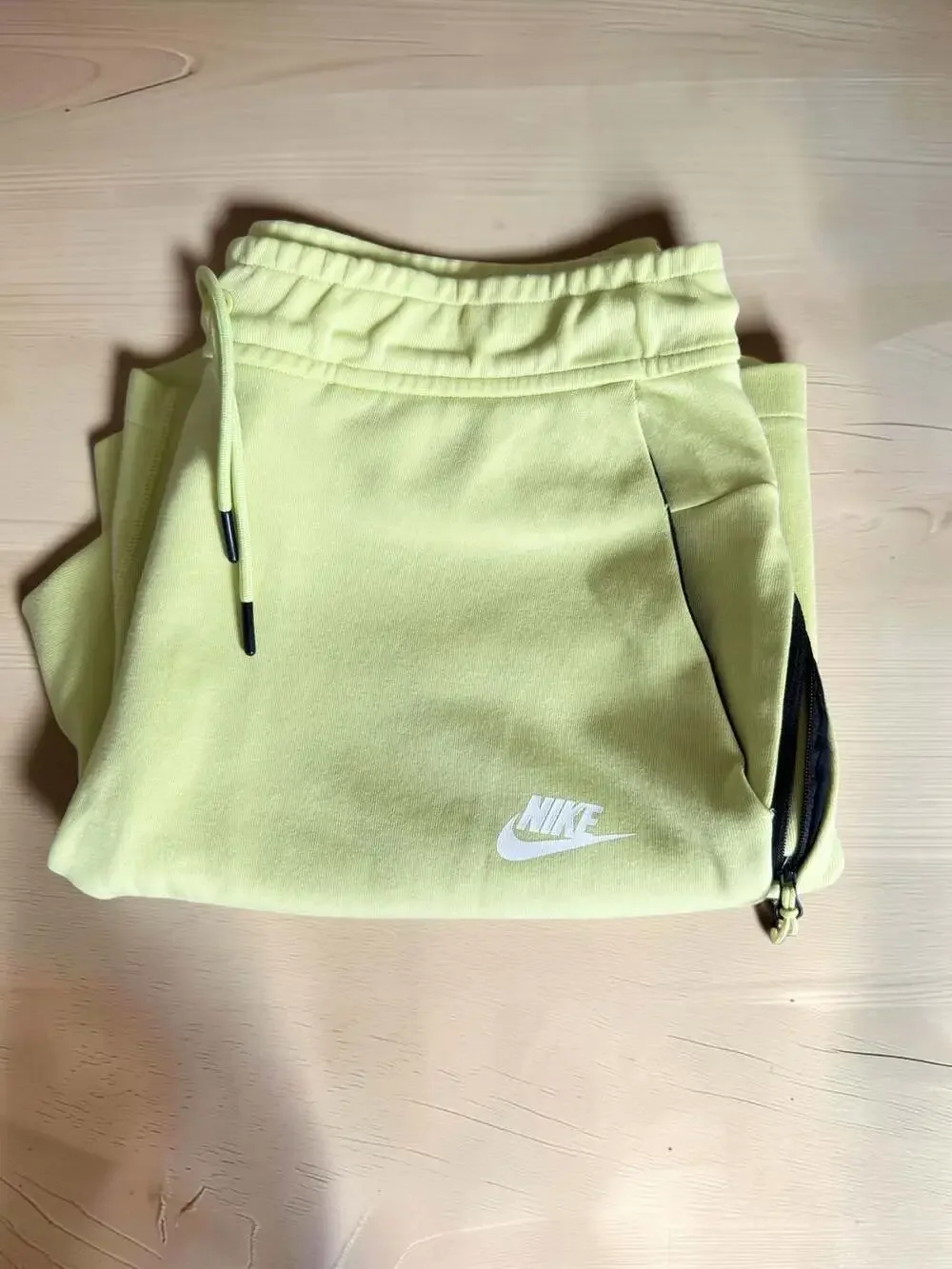 Nike Sportswear Fleece Shorts in Lemon Twist, Size M